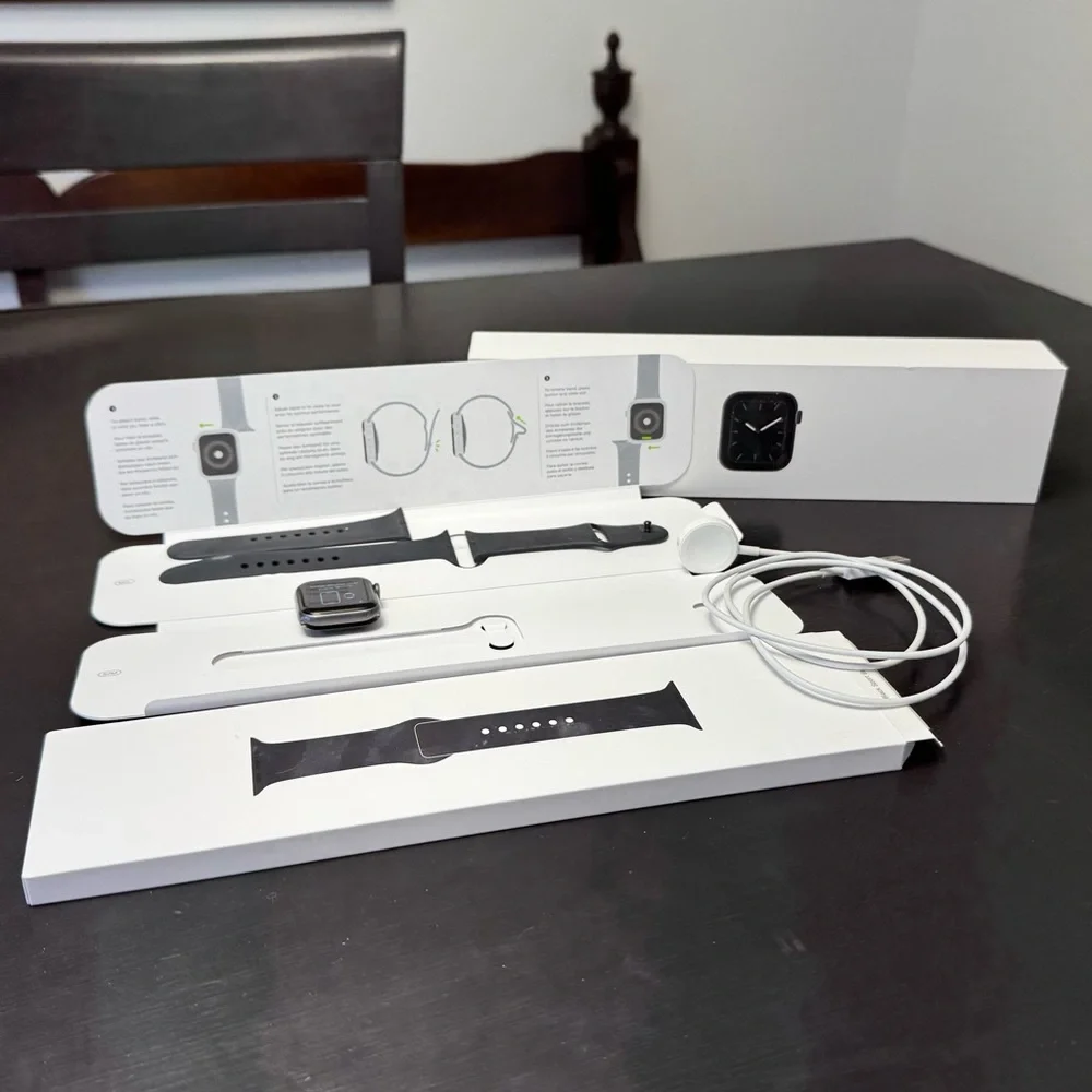 Apple Watch Series 5 Space Gray Aluminum 40MM